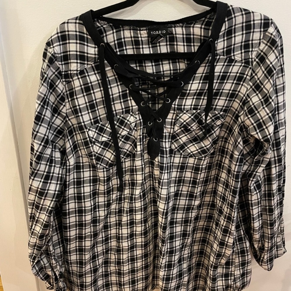 TORRID ๐ค COTTON BLACK/WHITE PLAID LONG SLEEVE LACE-UP BLOUSE TOP Size 1 (14/16) - Picture 8 of 13